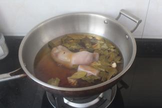 加入少量的酱油和一些盐