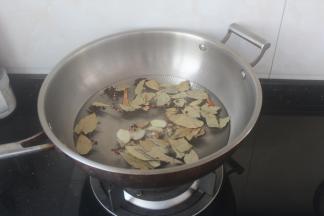 锅里烧水加入一些自己搭配的卤料