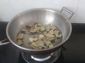 锅里烧水加入一些自己搭配的卤料