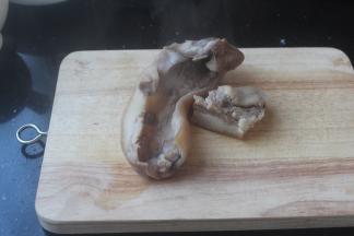 卤好的猪香嘴放案板上稍微凉透待切