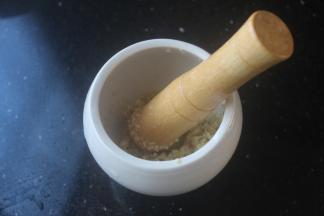 这个时候准备姜蒜用捣蒜盅捣出来