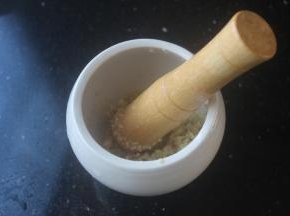 这个时候准备姜蒜用捣蒜盅捣出来