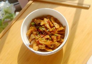 混合辣椒油，花椒粉，生抽，陈醋，葱姜蒜，拌均匀即可开吃