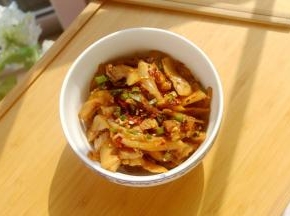 混合辣椒油，花椒粉，生抽，陈醋，葱姜蒜，拌均匀即可开吃