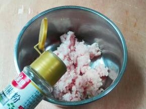 肉糜里面放少许黑胡椒粉