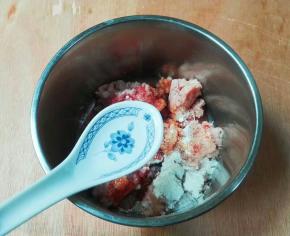 先放一勺清水顺时针搅拌至有黏性，再重复几遍这样步骤