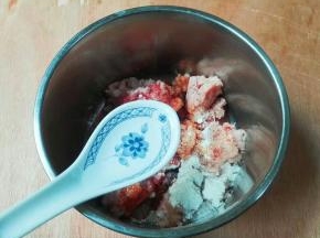 先放一勺清水顺时针搅拌至有黏性，再重复几遍这样步骤