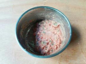 再顺时针搅拌均匀至有黏性，用筷子挑起肉馅再盆子里面摔打几下，静置半小时，天热地方和天热季节要放冰箱冷藏