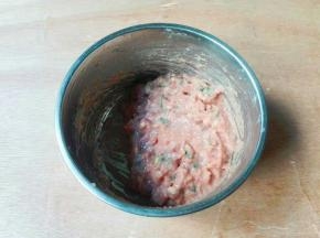 再顺时针搅拌均匀至有黏性，用筷子挑起肉馅再盆子里面摔打几下，静置半小时，天热地方和天热季节要放冰箱冷藏
