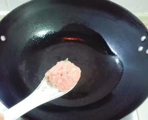 锅热倒油，用勺子挖一团肉馅在手心滚圆放进锅里