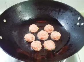 看到下面煎黄翻个面再煎