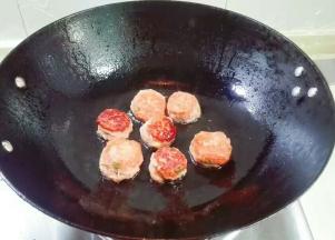 全部煎黄，盛到盘子里