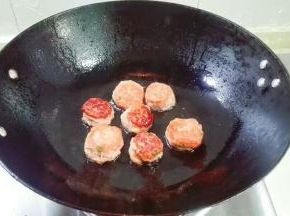 全部煎黄，盛到盘子里