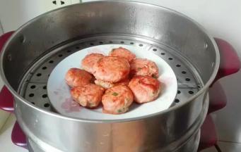 蒸锅水开，放肉圆蒸十分钟焖三分钟