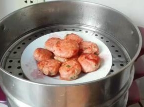 蒸锅水开，放肉圆蒸十分钟焖三分钟