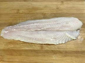 龙利鱼肉洗净后吸干水份。