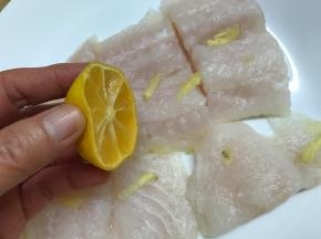 用老姜丝和柠檬汁把鱼肉抹一遍。