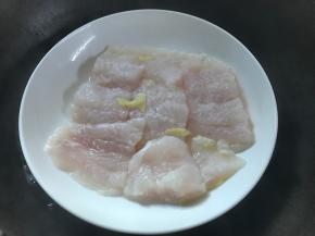 0分钟后把龙利鱼放在开水锅中蒸。