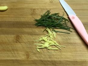 葱、姜切丝。