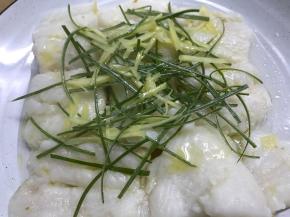 烧烫后倒入铺了葱、姜丝的鱼肉上。