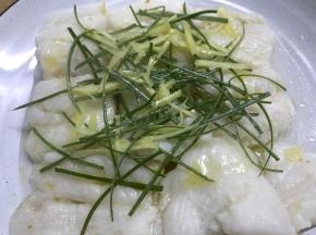 烧烫后倒入铺了葱、姜丝的鱼肉上。