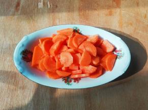 胡萝卜削去皮切薄皮