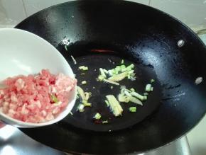 放葱姜下锅煎香，放肉糜