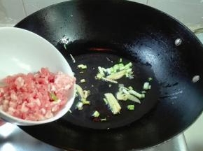 放葱姜下锅煎香，放肉糜