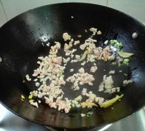 用筷子划撒发白盛出来