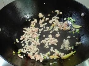 用筷子划撒发白盛出来