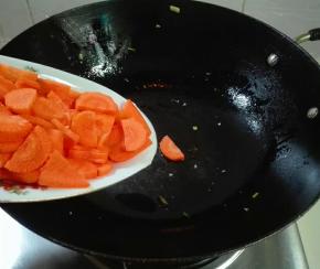 锅里留余油，放胡萝卜