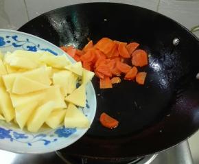 放洋山芋一起煎表面微黄