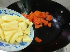 放洋山芋一起煎表面微黄