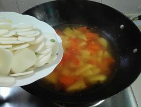 放年糕大火烧开，继续烧一分钟