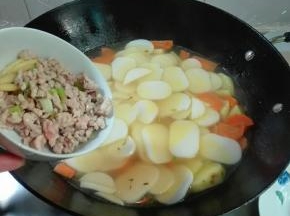 放炒好的肉糜