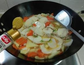 放黑胡椒粉一起拌匀出锅盛盘