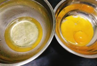 将蛋清与蛋黄分离，分别放入干净的盆中