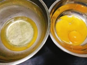 将蛋清与蛋黄分离，分别放入干净的盆中