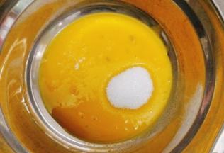 先将蛋黄打散，在蛋黄中加入10克白糖，拌匀