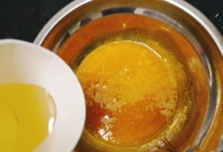 分次加入色拉油，拌匀