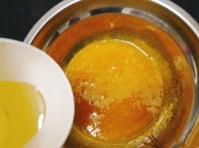 分次加入色拉油，拌匀