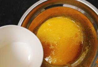 加入牛奶，拌匀