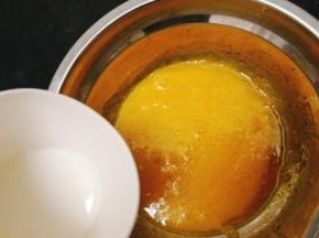 加入牛奶，拌匀