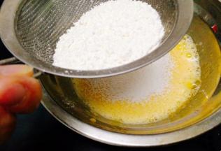 筛入低筋面粉
