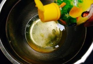 蛋清中滴入两至三滴白醋或柠檬汁，