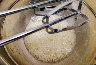 分三次加入白糖：先加入三分之一(20克)白糖用电动打蛋器将其打出粗气泡