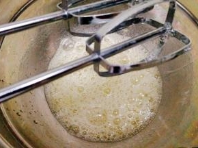 分三次加入白糖：先加入三分之一(20克)白糖用电动打蛋器将其打出粗气泡