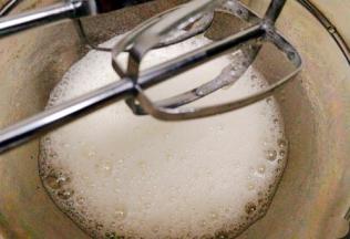 打至蛋清开始变浓稠时加入第二次白糖(三分之一20克)