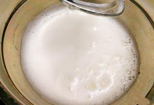 再打至用打蛋器划过蛋清有明显的划痕时加入第三次白糖(三分之一20克)