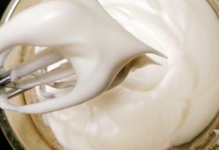 再断续搅打至将打蛋盆倒扣过来蛋白霜不会流出，提起打蛋器时蛋白霜会出现一个小三角形尖角，尖角的顶端有少许弯钩